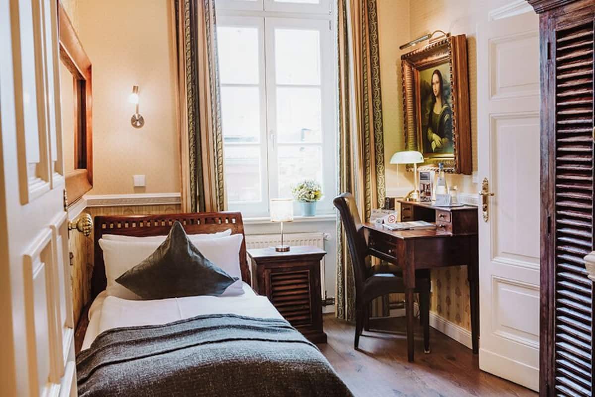 Quarto solteiro básico | Roupas de cama antialérgicas, ferros/tábuas de passar roupa