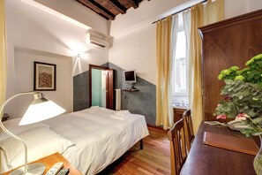 In-room safe, individually decorated, individually furnished, desk - Nova Domizia (Rome)