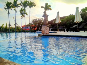 Outdoor pool, pool loungers - Nipuri Hotel (Seminyak)