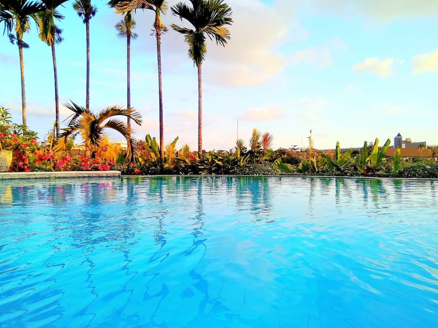 Piscina externa, espreguiçadeiras