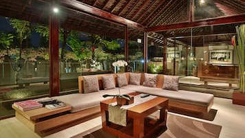 Lobby lounge