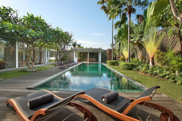 Alberca techada y camastros 