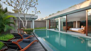 Indoor pool, pool loungers