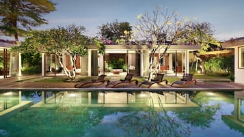 Indoor pool, pool loungers