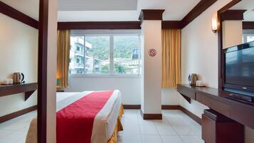 Desk, soundproofing, free WiFi, bed sheets