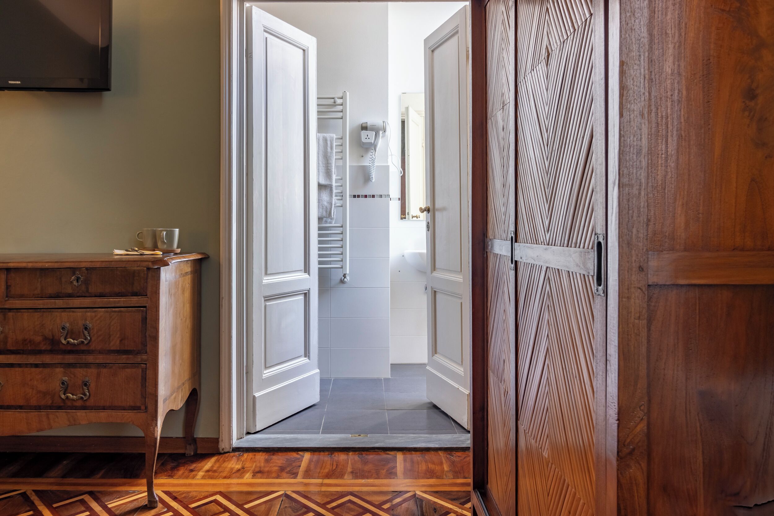 Classic Double Room | Bathroom | Shower, free toiletries, hair dryer, bidet