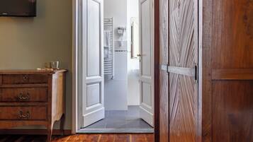 Classic Double Room | Bathroom | Shower, free toiletries, hair dryer, bidet