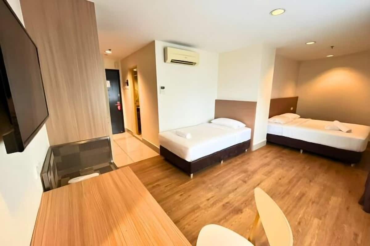 Een minibar, een kluis op de kamer, een bureau, geluiddichte muren