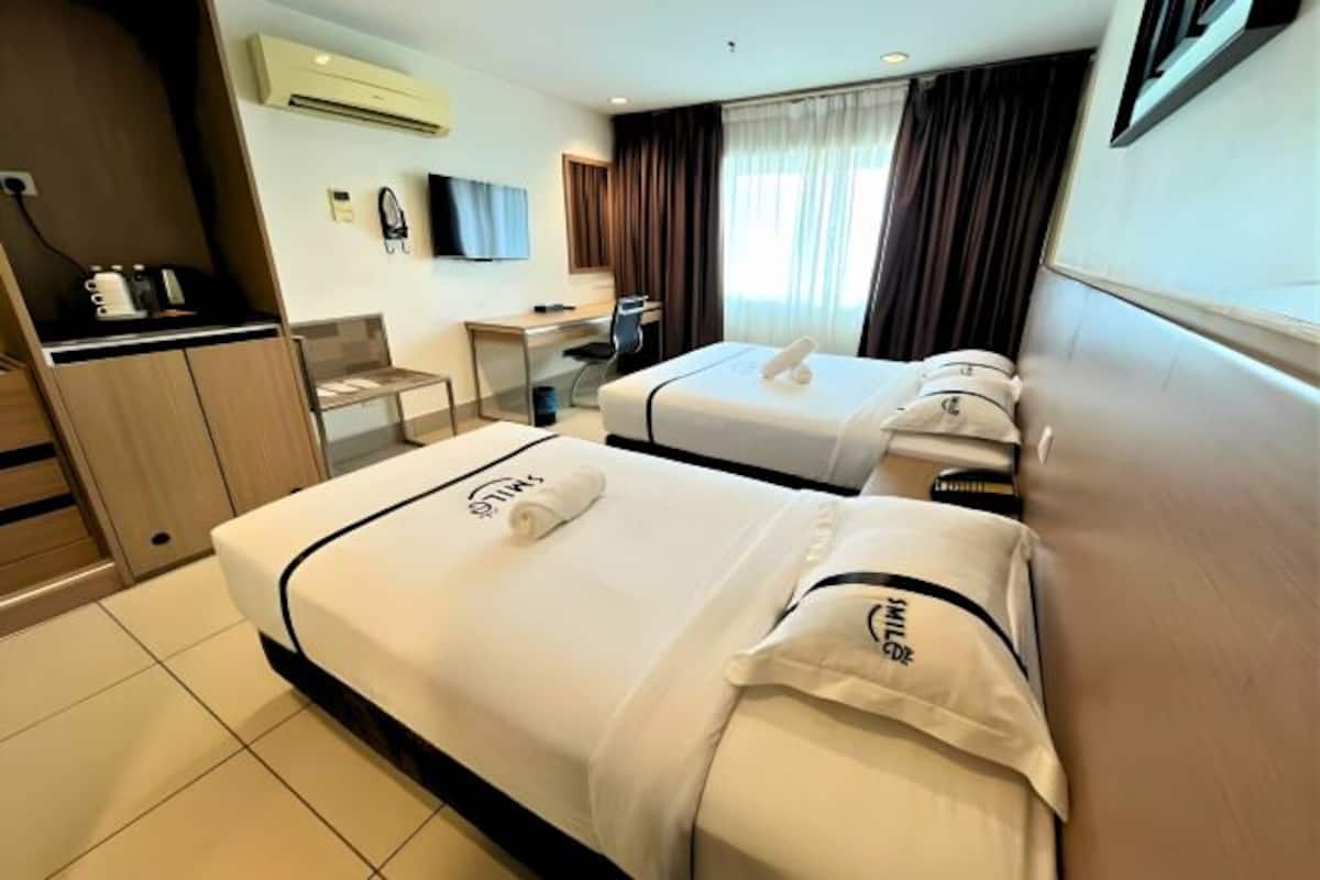 Minibar, coffres-forts dans les chambres, bureau