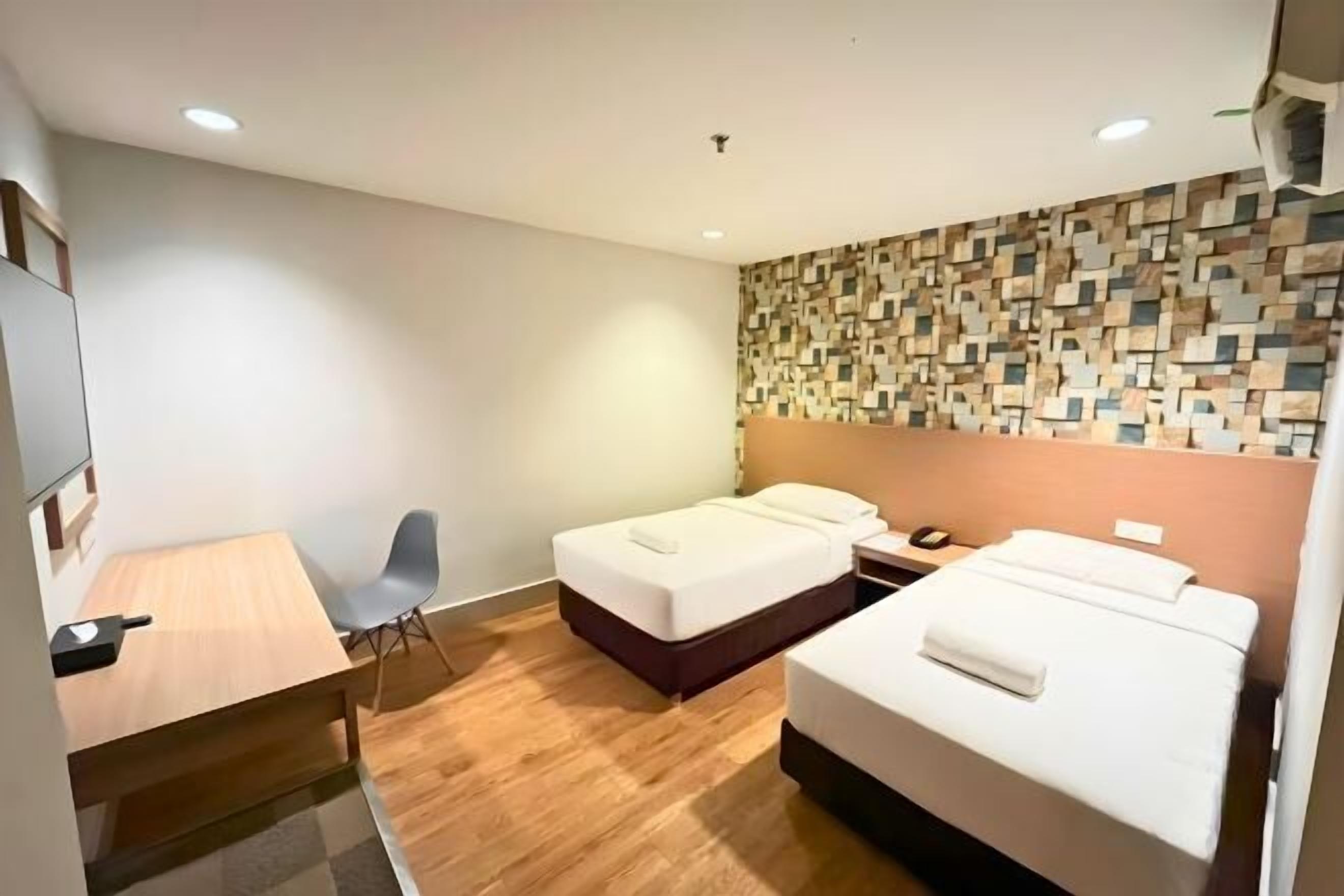 Minibar, caja de seguridad en la habitación y escritorio 