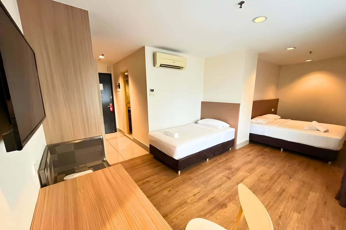 Habitación familiar, varias camas | Minibar, caja de seguridad en la habitación y escritorio