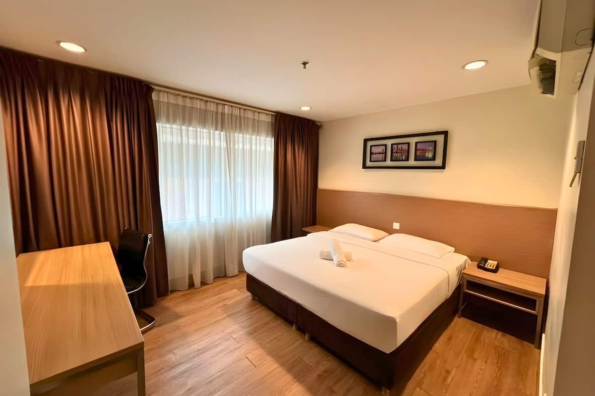 Habitación Deluxe, 1 cama King size | Minibar, caja de seguridad en la habitación y escritorio