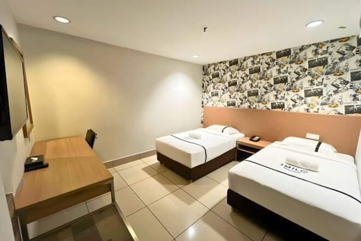 Minibar, coffres-forts dans les chambres, bureau