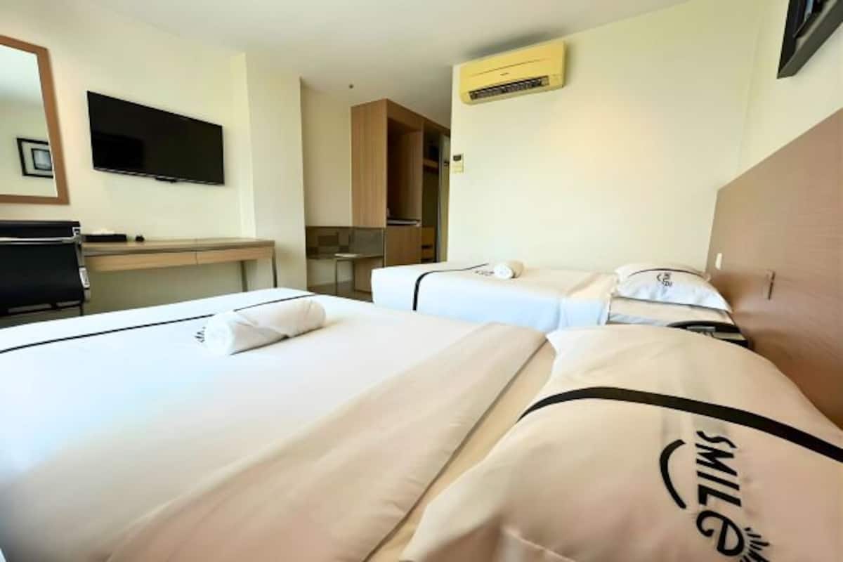 Minibar, coffres-forts dans les chambres, bureau