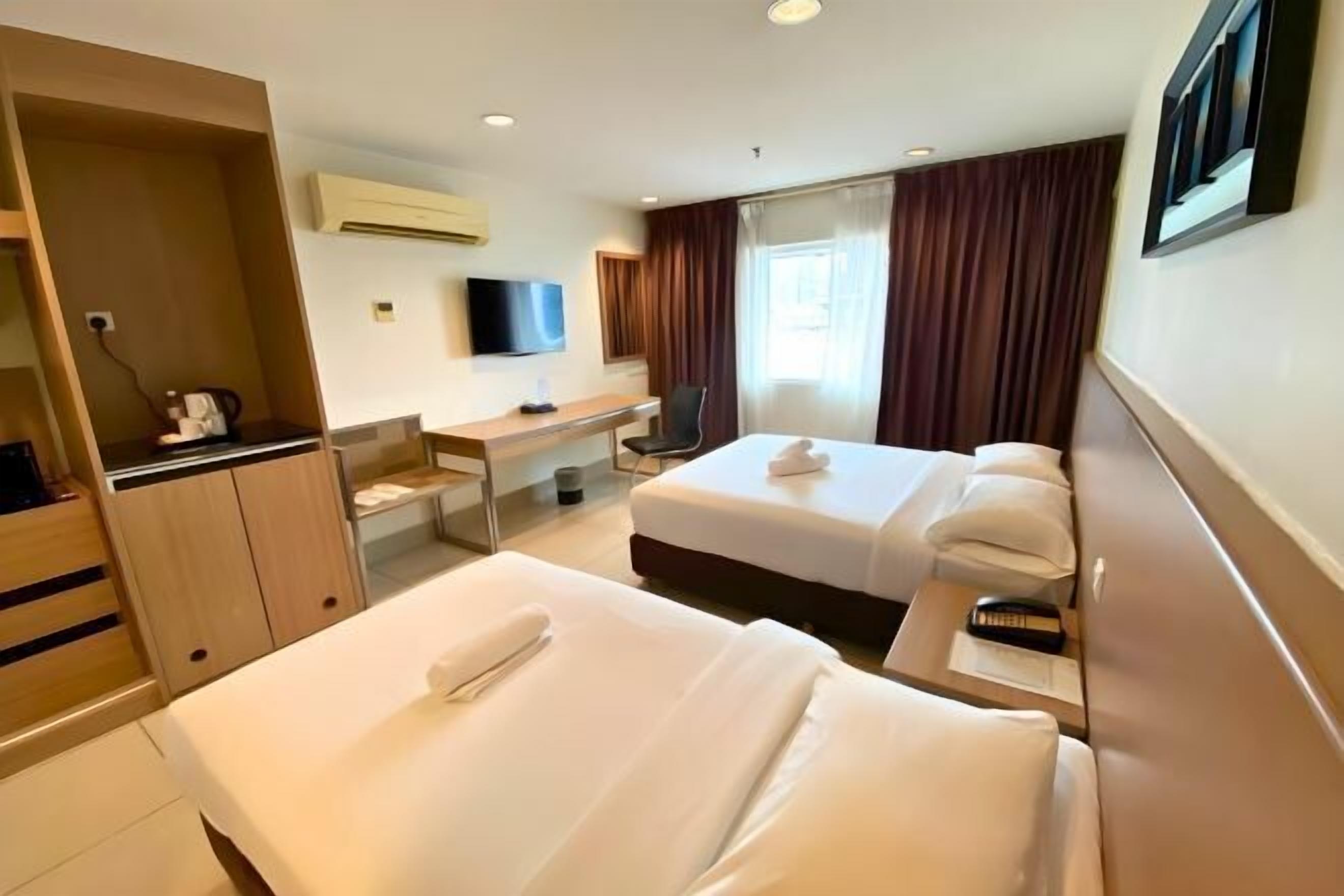 Minibar, caja de seguridad en la habitación y escritorio 