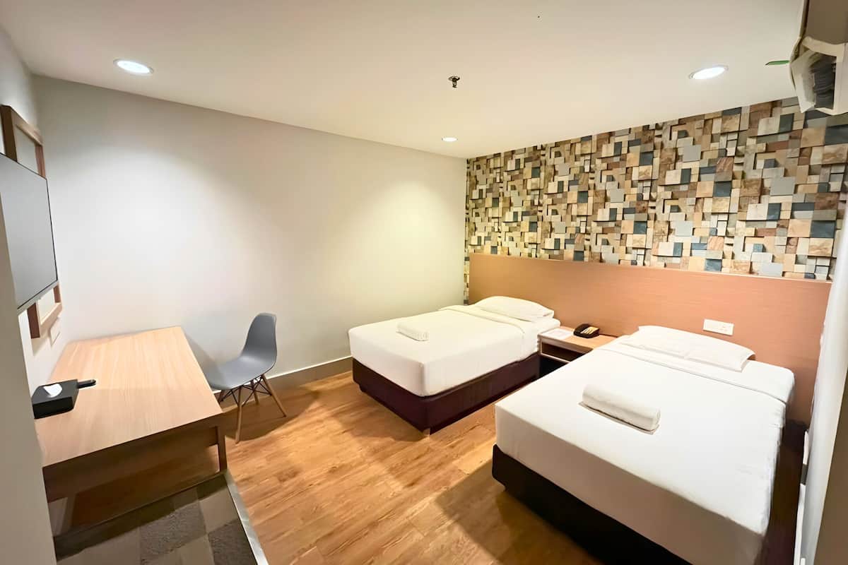 Habitación estándar con 2 camas individuales (No Window) | Minibar, caja de seguridad en la habitación y escritorio