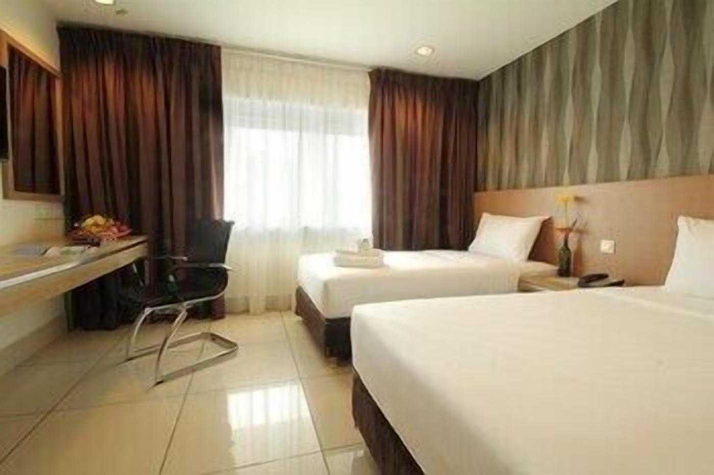 Minibar, caja de seguridad en la habitación y escritorio 