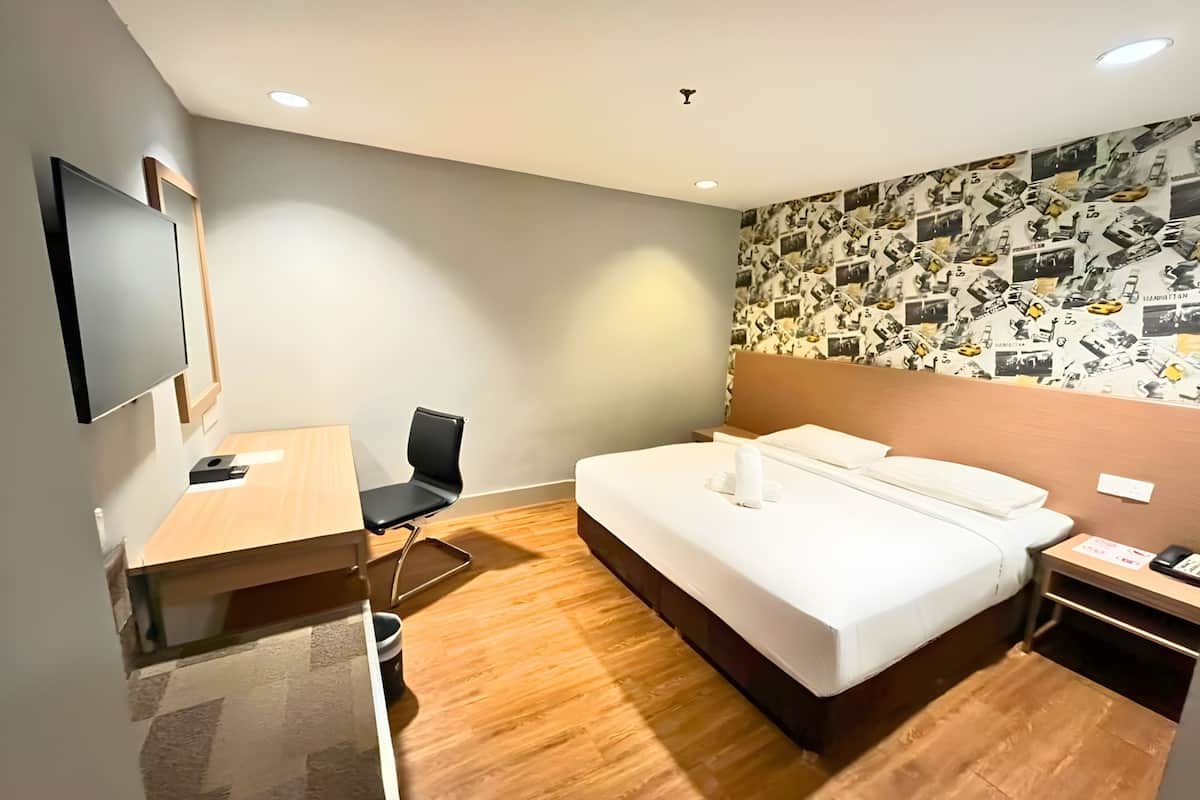 Habitación estándar, 1 cama King size, sin ventanas | Minibar, caja de seguridad en la habitación y escritorio