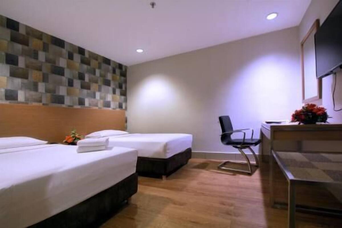 Minibar, coffres-forts dans les chambres, bureau
