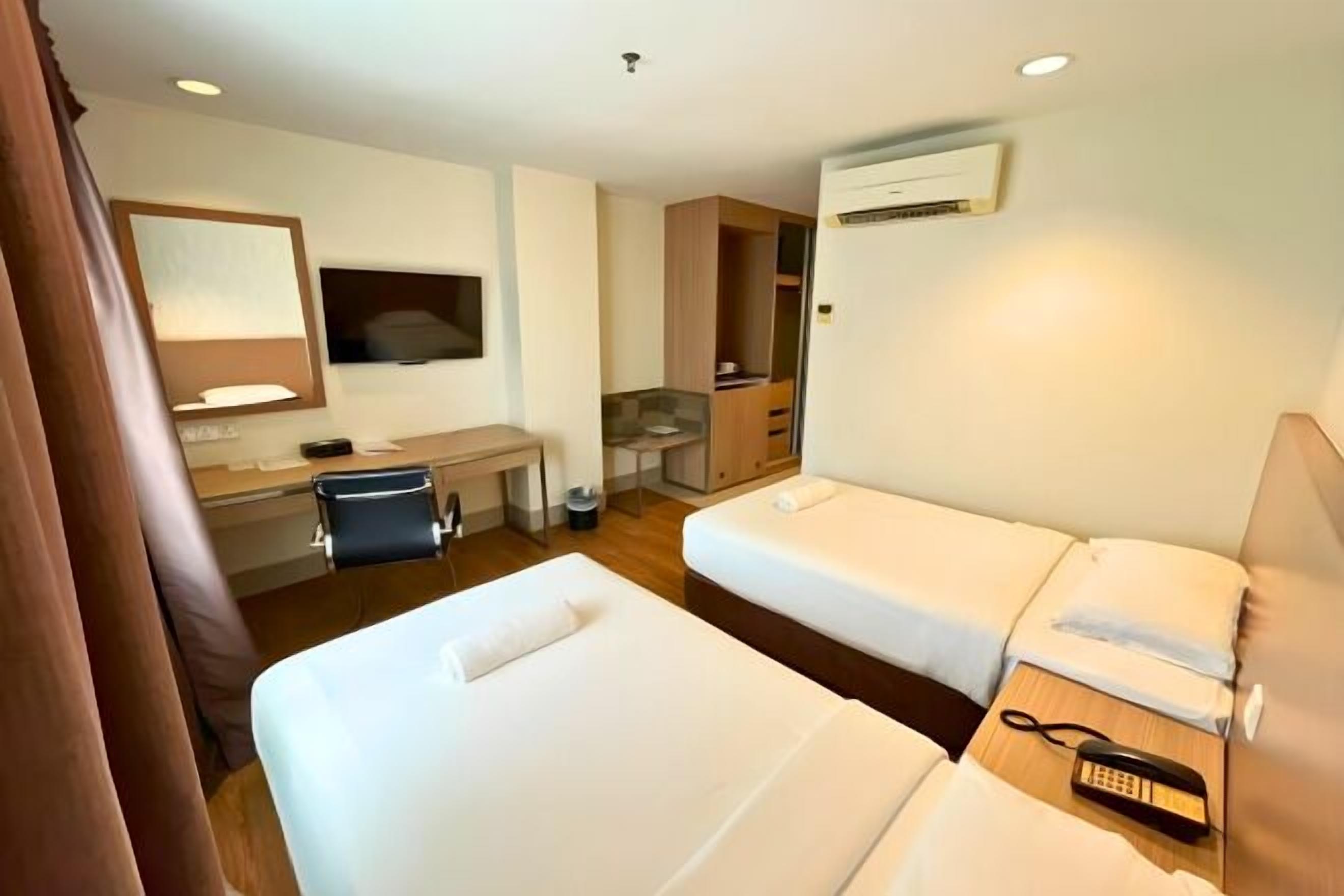 Minibar, caja de seguridad en la habitación y escritorio 