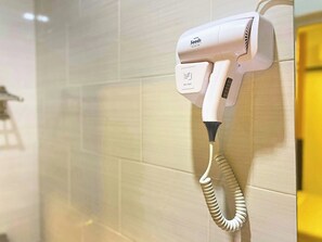 Doccia, set di cortesia gratuito, asciugacapelli, bidet
