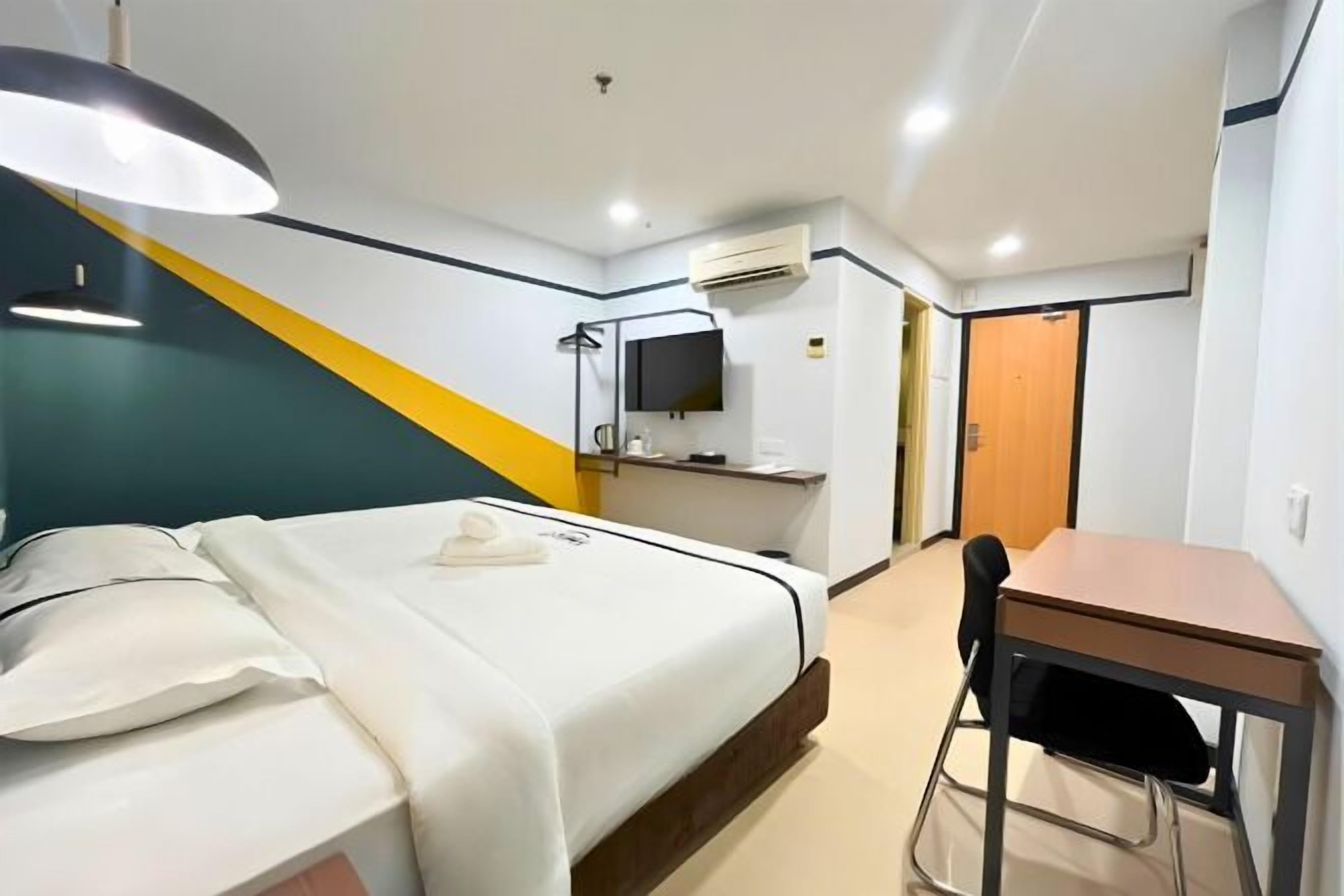 Minibar, safe på rommet, skrivebord og skrivebord for bærbar PC