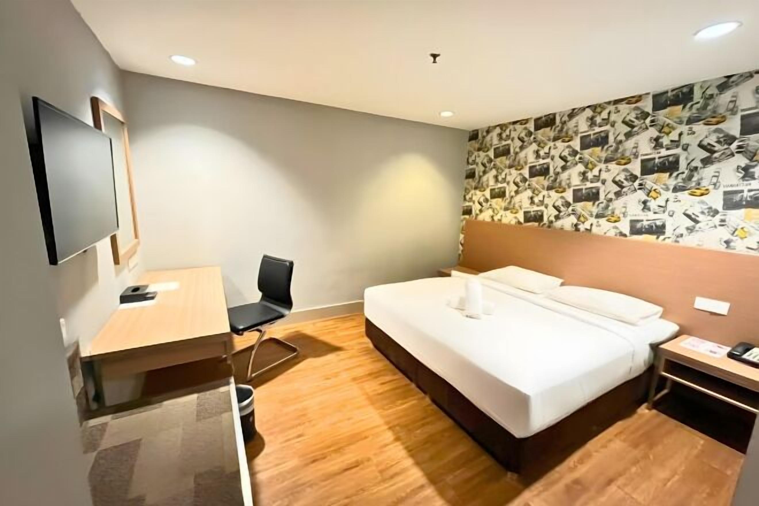 Minibar, caja de seguridad en la habitación y escritorio 