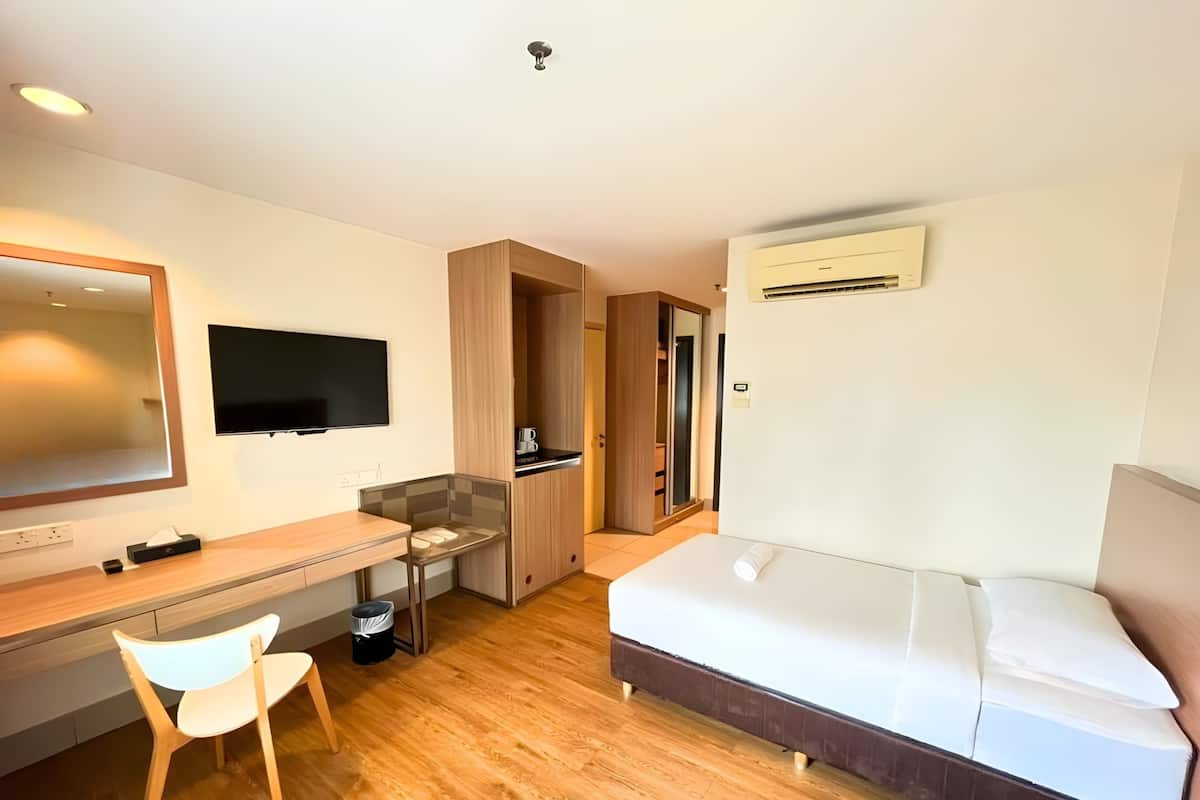 Habitación individual | Minibar, caja de seguridad en la habitación y escritorio