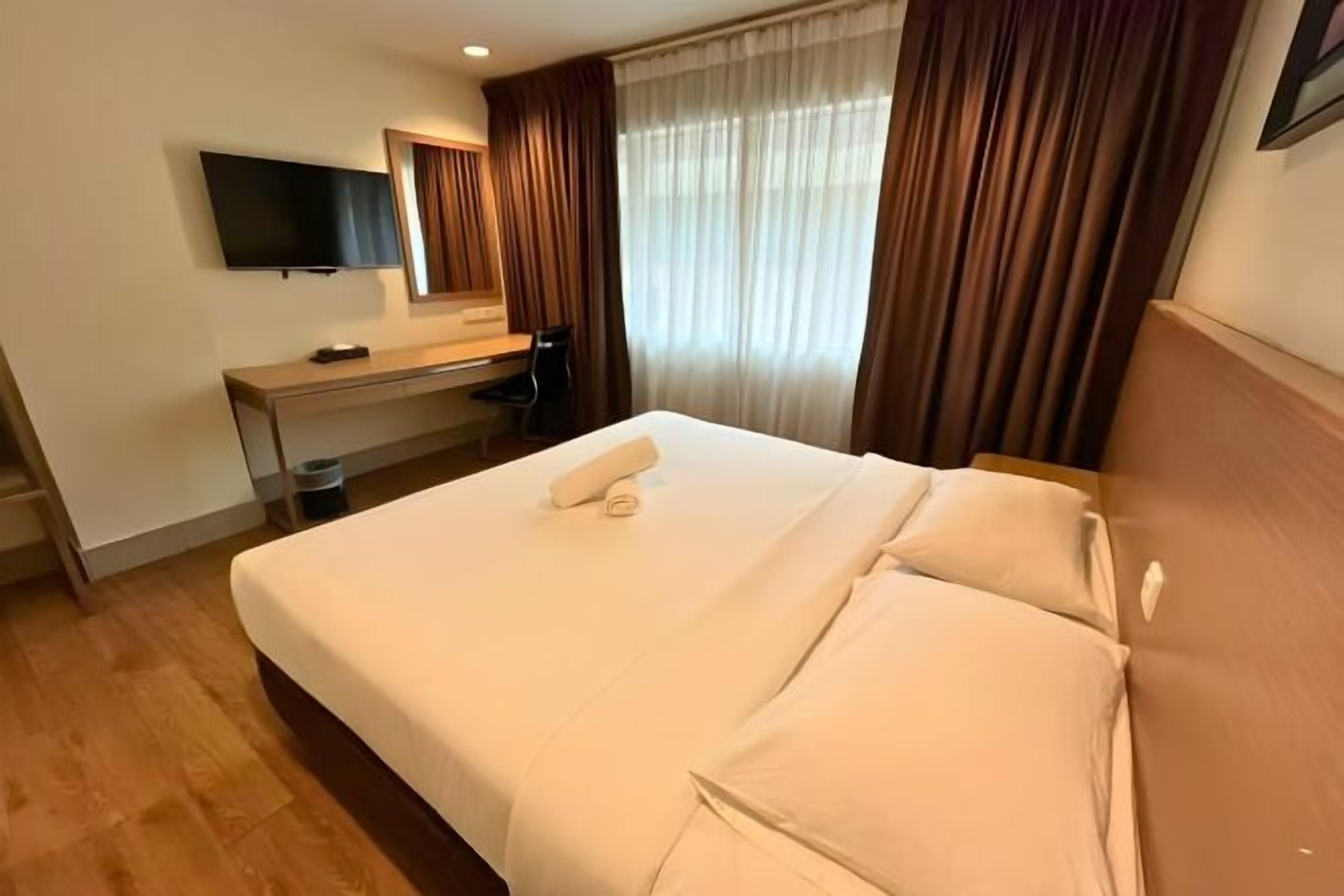 Minibar, caja de seguridad en la habitación y escritorio 