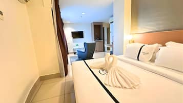 Studio, 1 Katil Raja (King) | Bar mini, peti besi dalam bilik, meja, kalis bunyi