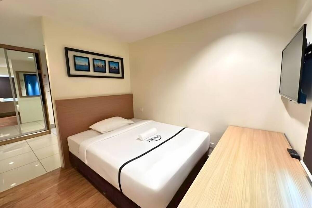 Een minibar, een kluis op de kamer, een bureau, geluiddichte muren