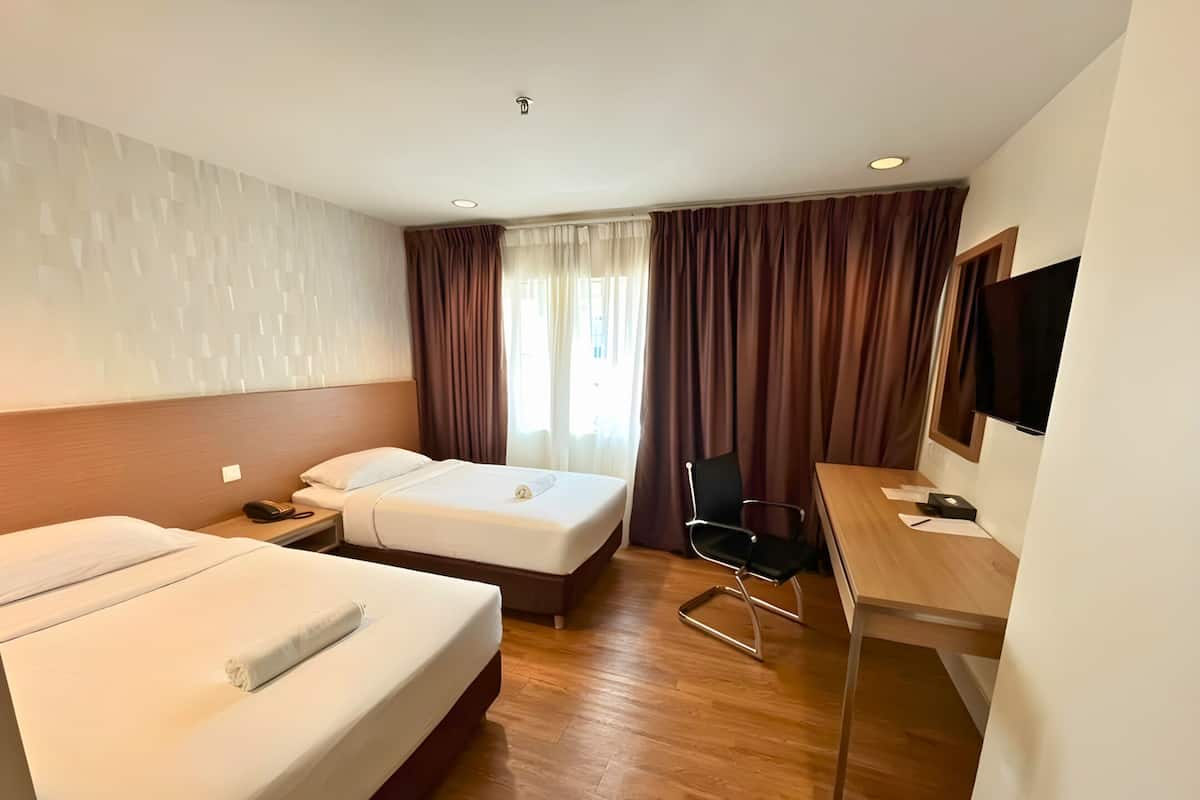 Habitación Deluxe con 2 camas individuales, 2 camas individuales, vista a la ciudad | Minibar, caja de seguridad en la habitación y escritorio