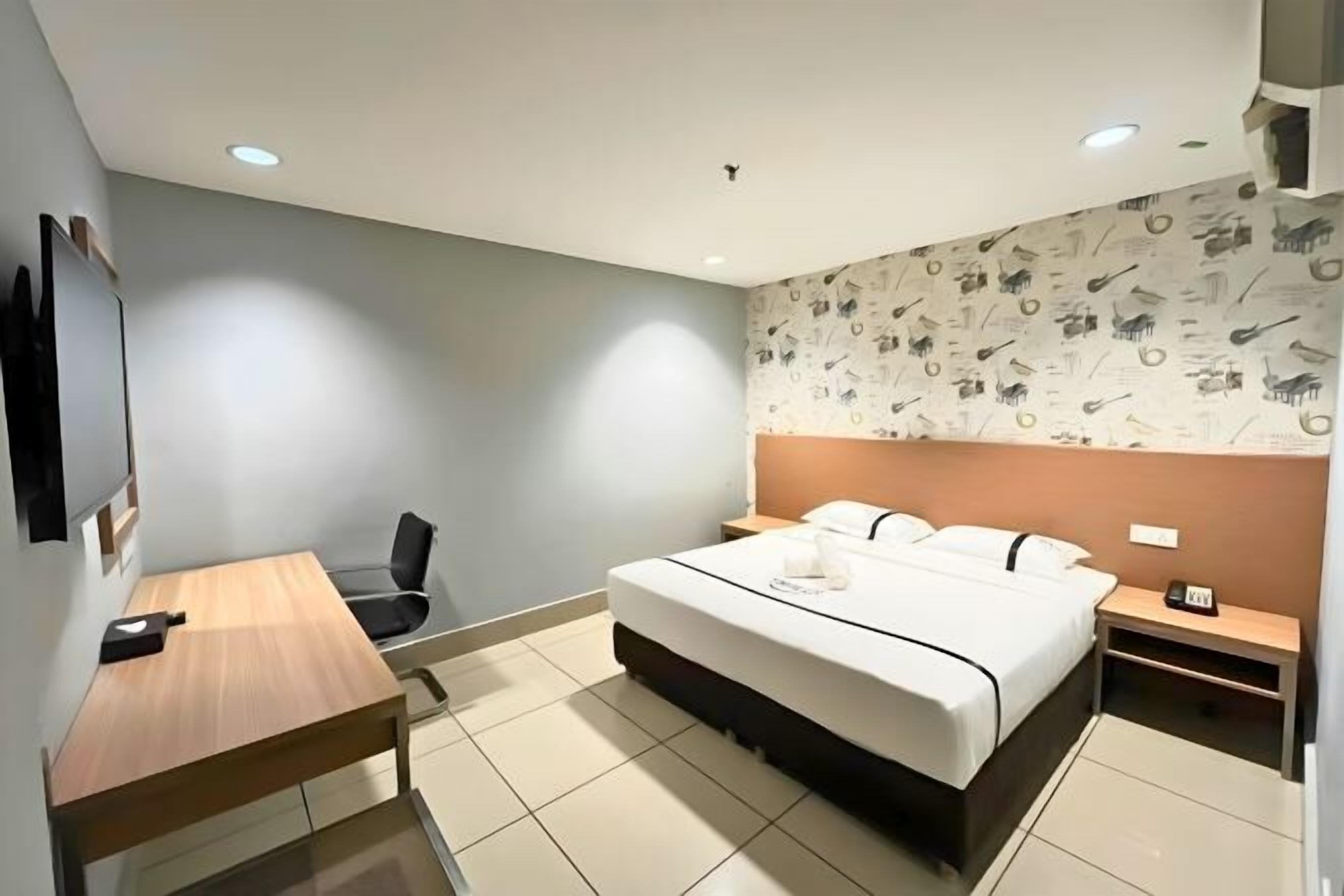 Minibar, safe på rommet, skrivebord og skrivebord for bærbar PC