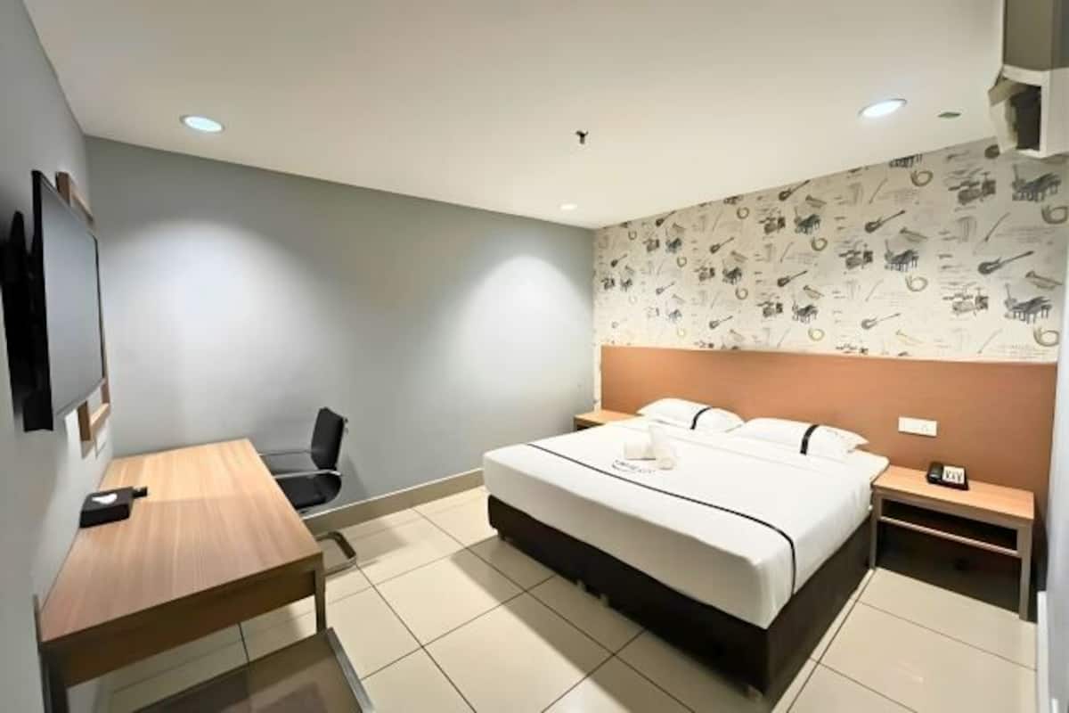 Minibar, coffres-forts dans les chambres, bureau