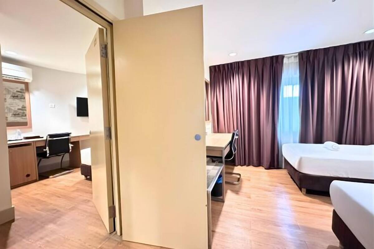 Een minibar, een kluis op de kamer, een bureau, geluiddichte muren