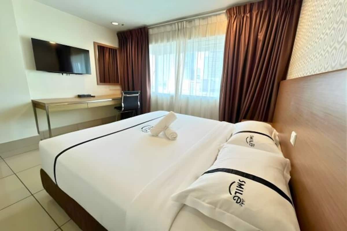 Minibar, coffres-forts dans les chambres, bureau