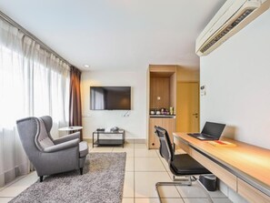 Studio, 1 King Bed | Minibar, in-room safe, desk, soundproofing