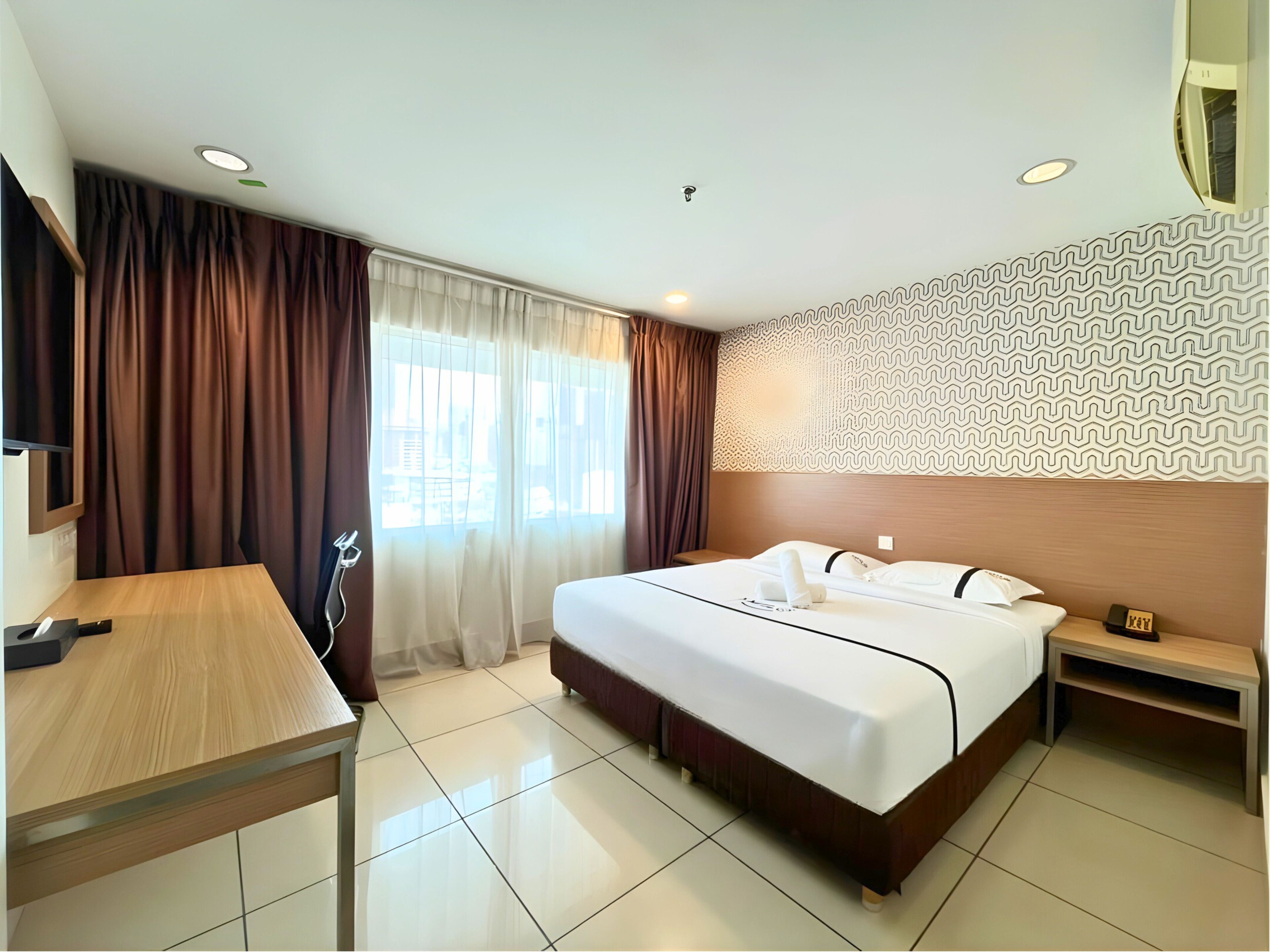 Deluxe-Zimmer, 1 King-Bett | Minibar, Zimmersafe, Schreibtisch, laptopgeeigneter Arbeitsplatz