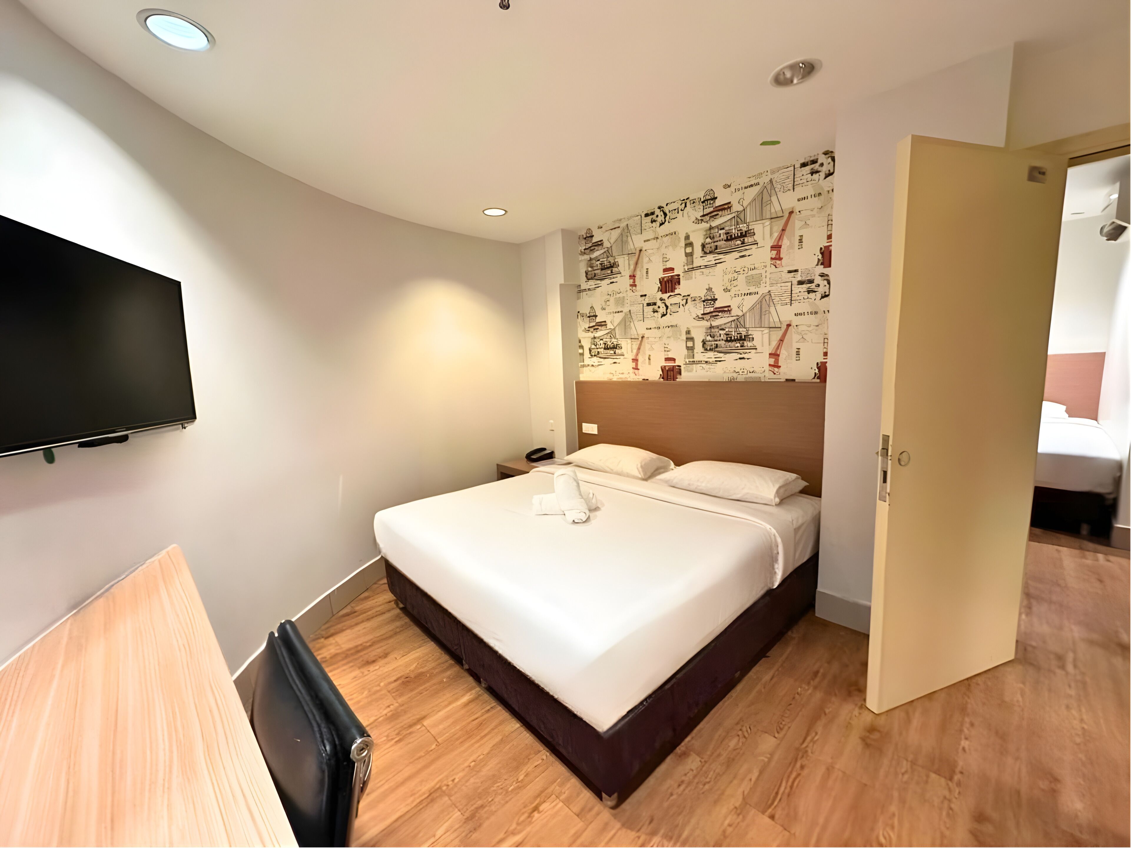 Habitación familiar | Minibar, caja de seguridad en la habitación y escritorio 