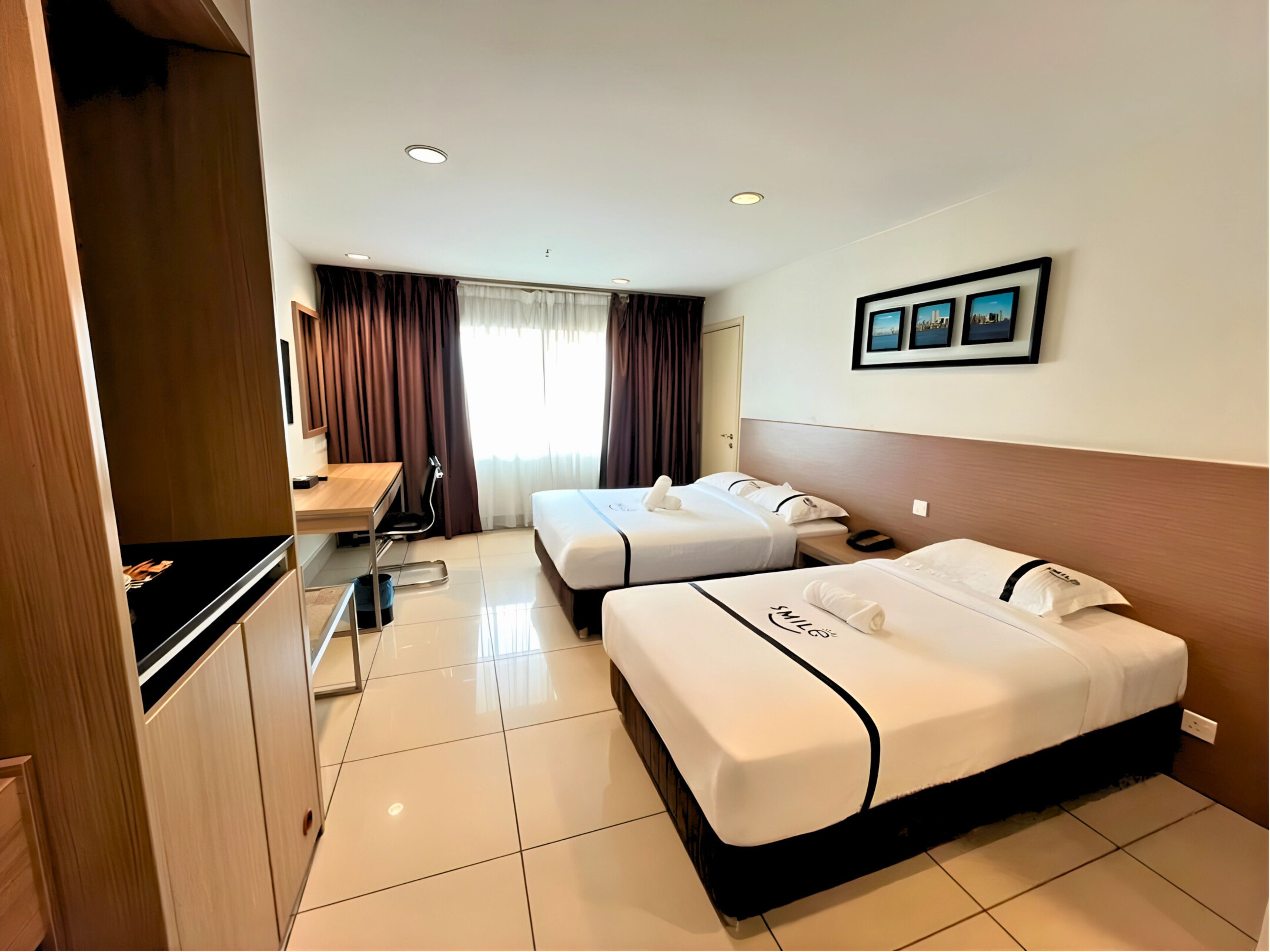 Dreibettzimmer | Minibar, Zimmersafe, Schreibtisch, laptopgeeigneter Arbeitsplatz