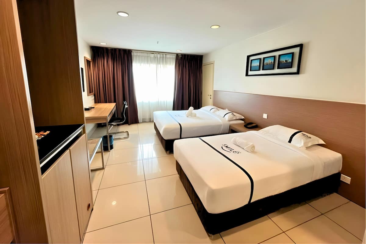 Dreibettzimmer | Minibar, Zimmersafe, Schreibtisch, laptopgeeigneter Arbeitsplatz