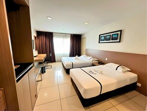 Tremannsrom | Minibar, safe på rommet, skrivebord og skrivebord for bærbar PC