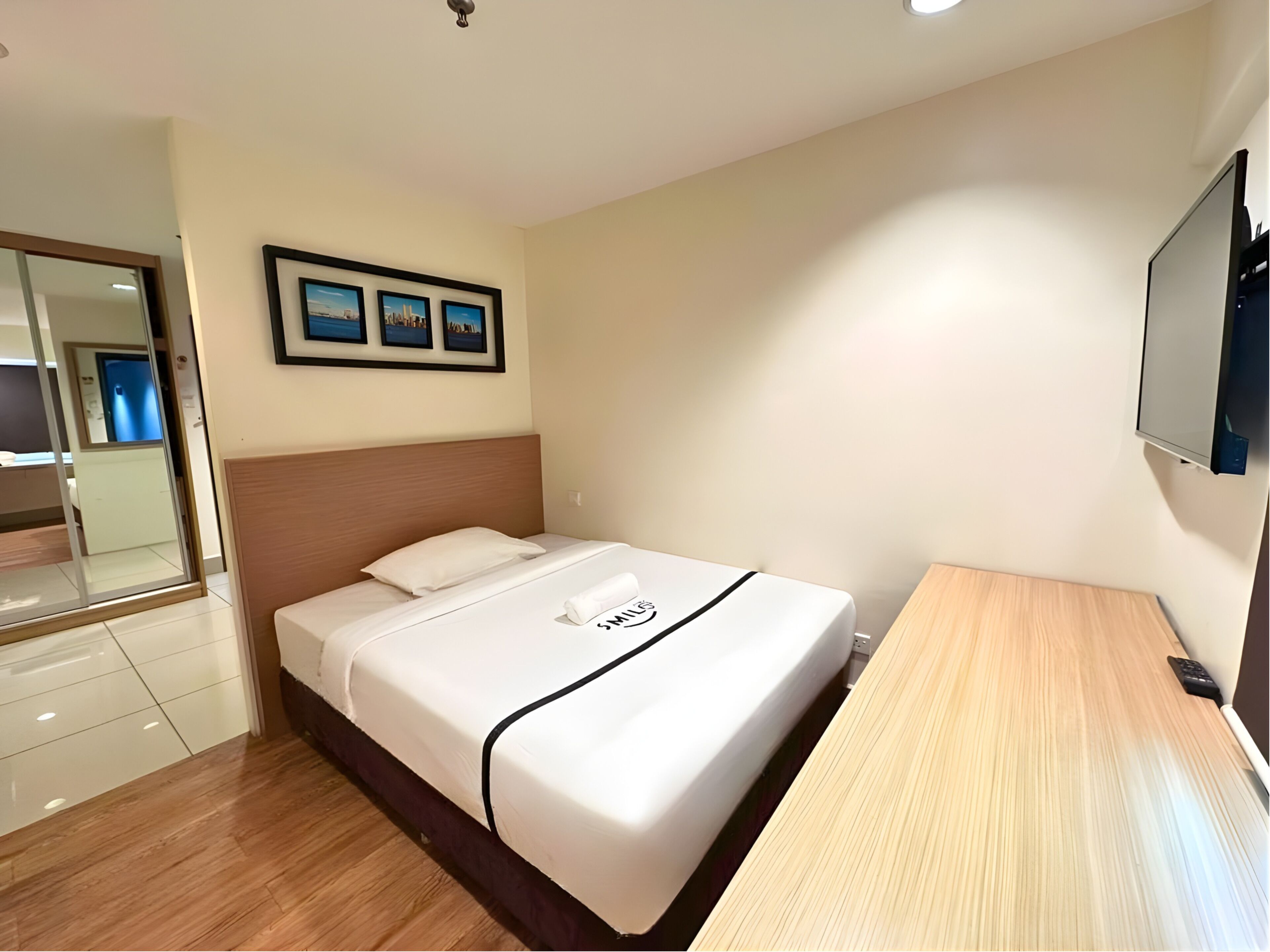 Habitación individual | Minibar, caja de seguridad en la habitación y escritorio 