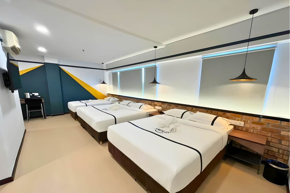 Familienzimmer, Mehrere Betten | Minibar, Zimmersafe, Schreibtisch, laptopgeeigneter Arbeitsplatz