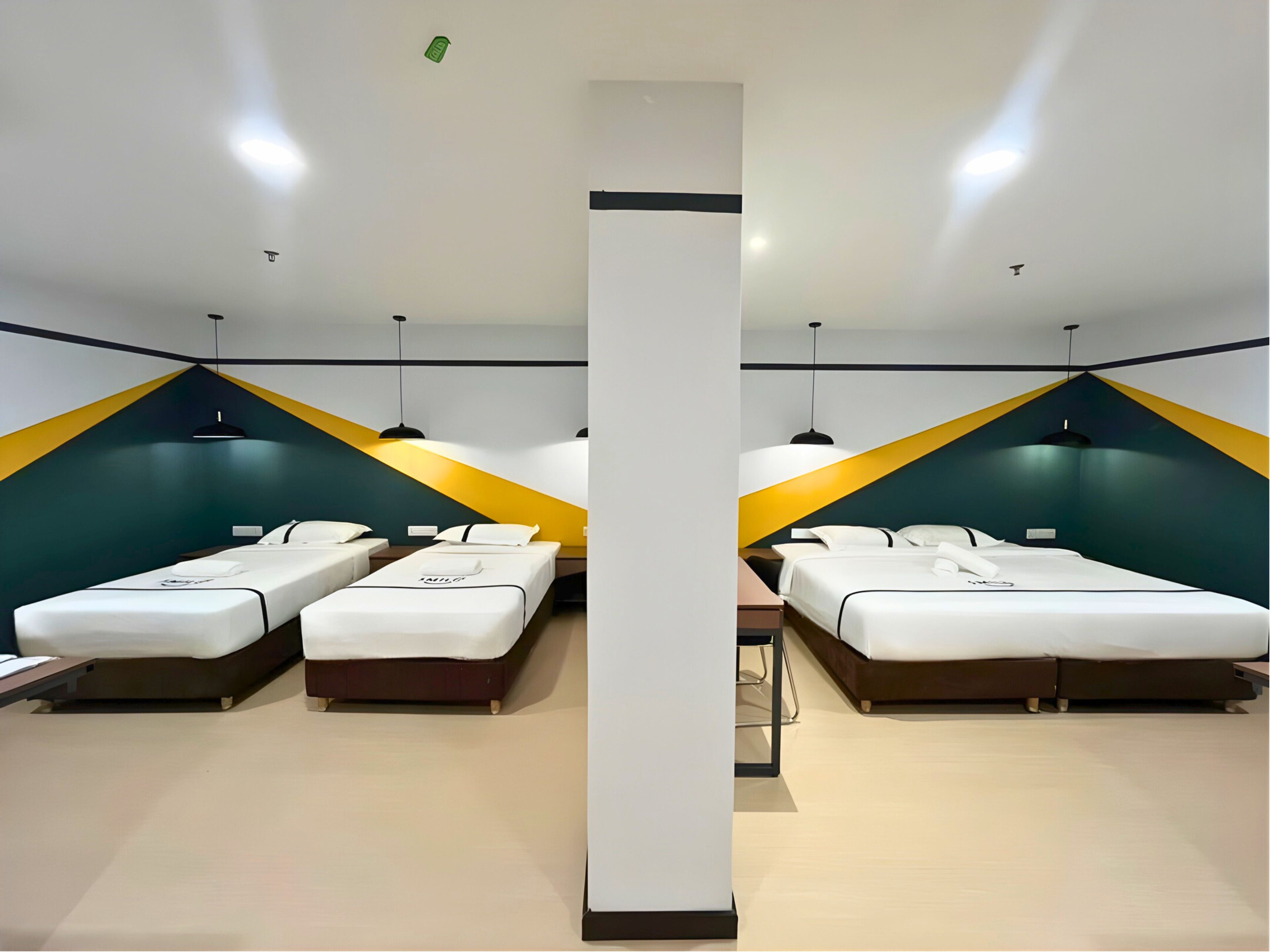 Familienzimmer | Minibar, Zimmersafe, Schreibtisch, laptopgeeigneter Arbeitsplatz