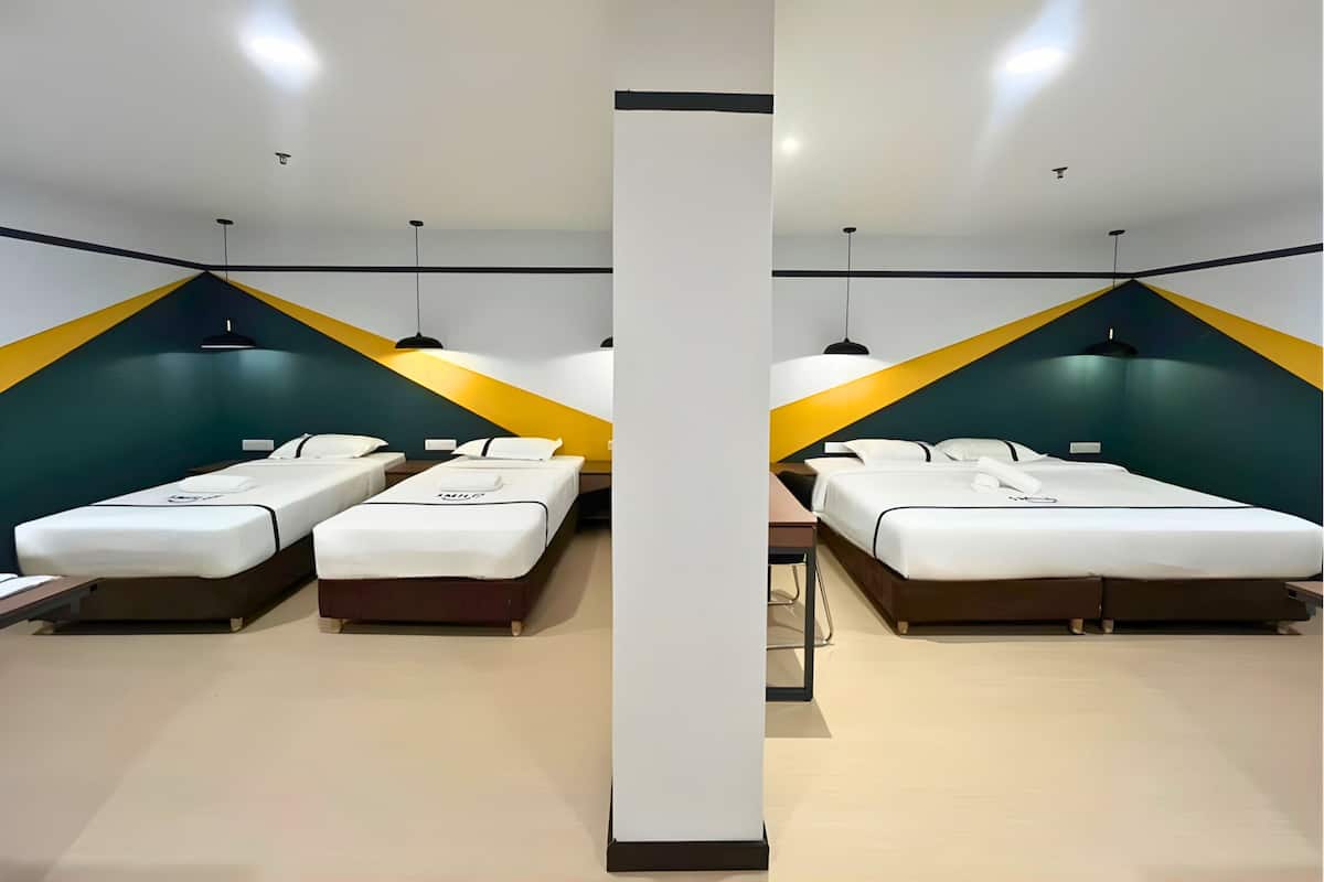 Familienzimmer | Minibar, Zimmersafe, Schreibtisch, laptopgeeigneter Arbeitsplatz