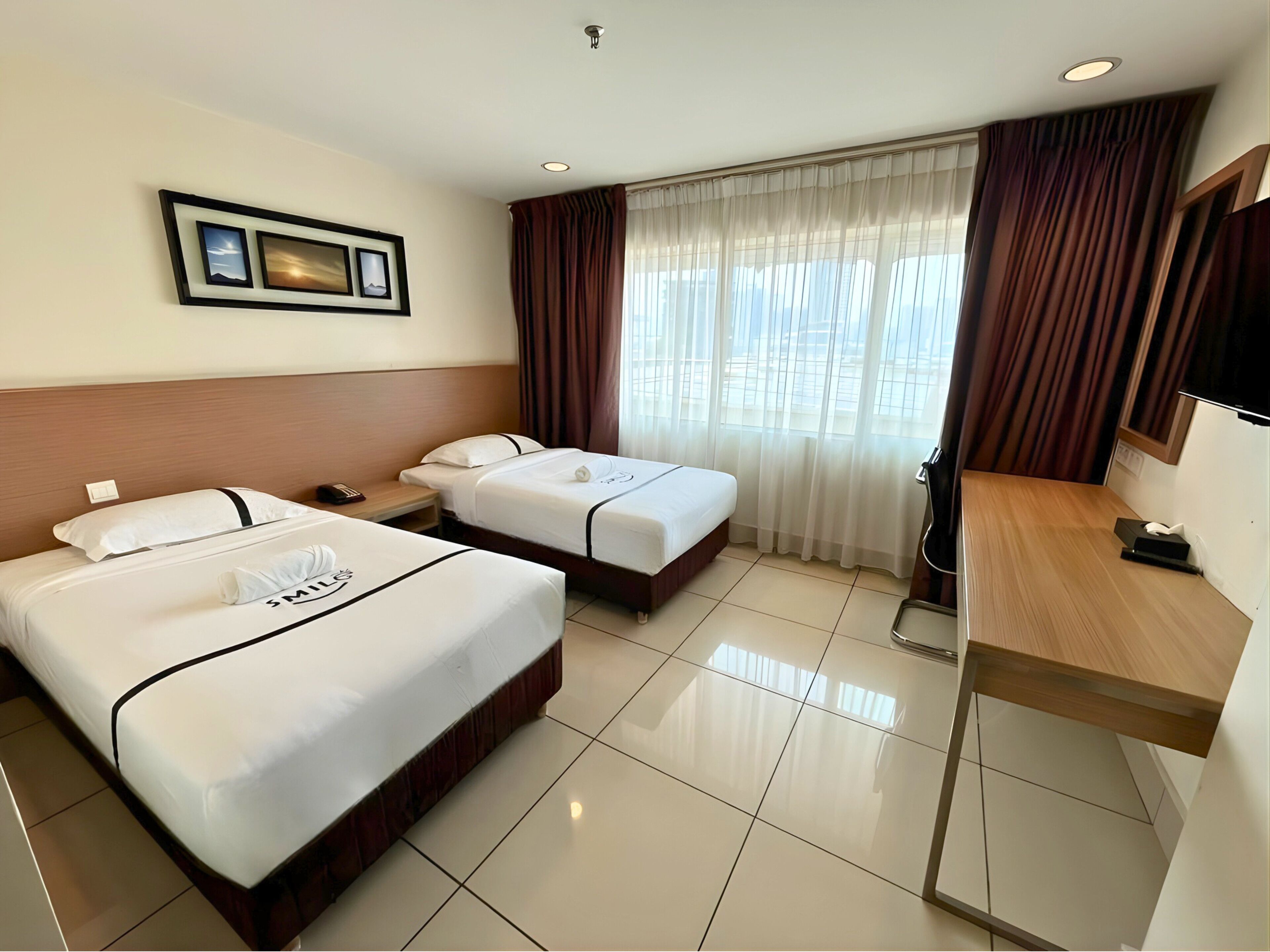 Deluxe-Zweibettzimmer | Minibar, Zimmersafe, Schreibtisch, laptopgeeigneter Arbeitsplatz