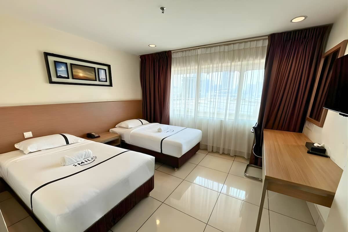 Deluxe-Zweibettzimmer | Minibar, Zimmersafe, Schreibtisch, laptopgeeigneter Arbeitsplatz