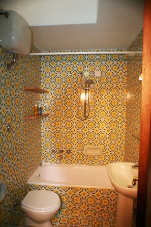 Camera doppia, bagno privato | Bagno | Doccia, asciugacapelli, asciugamani