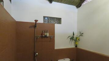 Quarto família, várias camas | Banheiro | Chuveiro, produtos de toalete grátis, toalhas de banho